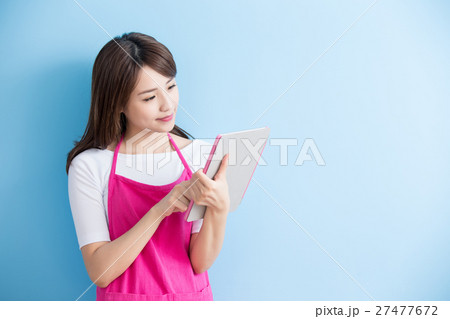beauty housewife take tablet 27477672