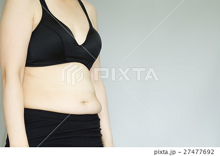 中高年女性のぽっちゃりおなか 27477692