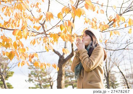 凍える女性 27478267