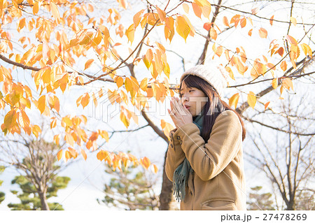 凍える女性 27478269