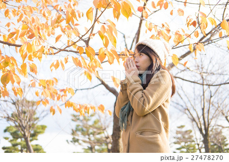 凍える女性 27478270