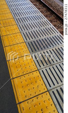 駅のホームの点字ブロックの写真素材