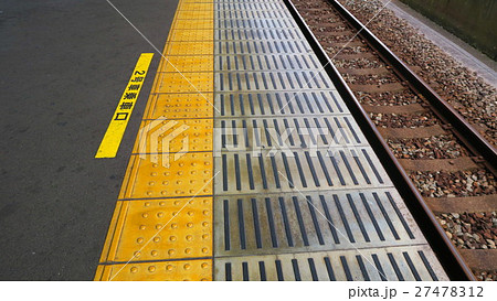 駅のホームの点字ブロックの写真素材