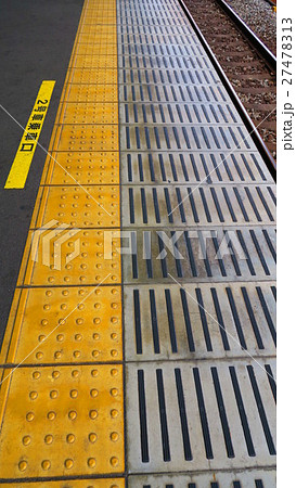 駅のホームの点字ブロックの写真素材