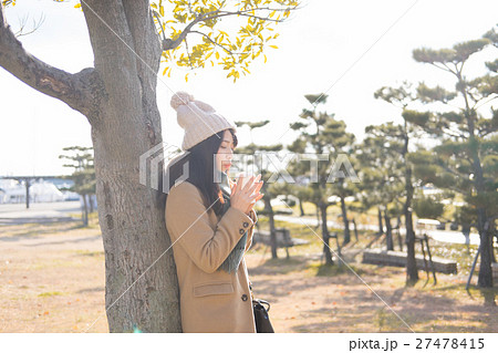 外でホットコーヒーを飲む女性 外でホットコーヒーを飲む女性 27478415
