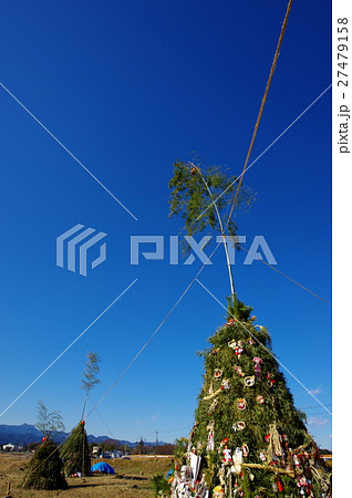 どんと焼きの準備　冬晴れの青空の下 27479158