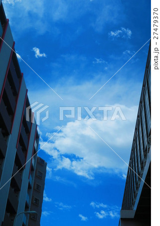 首都高速とビルと青空の都市景観 27479370