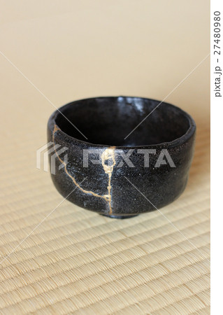 金継された黒の抹茶茶碗（縦位置） 27480980