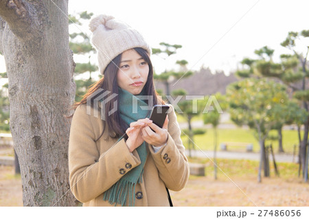 待ち合わせをする女性 27486056