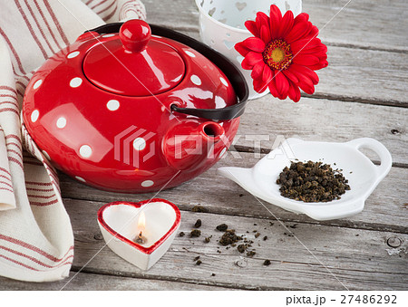 Polka dot red tea pot, tea leaves Polka dot red tea pot, tea leaves 27486292