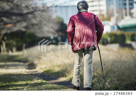 歩行杖を使うシニア女性 27486365