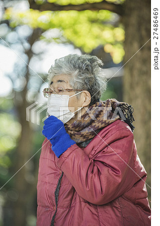 マスクをつけて咳をするシニア女性 マスクをつけて咳をするシニア女性 27486469