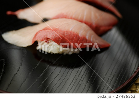 にぎり寿司 鰤の握り 鰤の握り鮨 ブリの握り 寒ブリ 魚介 ブリ 冬 名物 魚 刺身 おいしい の写真素材