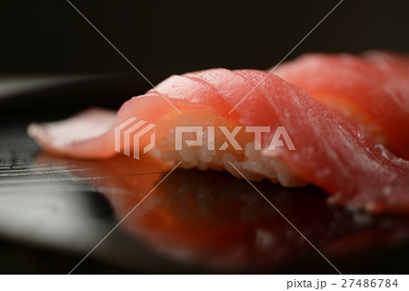 鮪にぎりずし　握り　にぎり鮨　にぎり寿司　鮨　寿司　すし　sushi　和食　日本食　漆　漆器 27486784