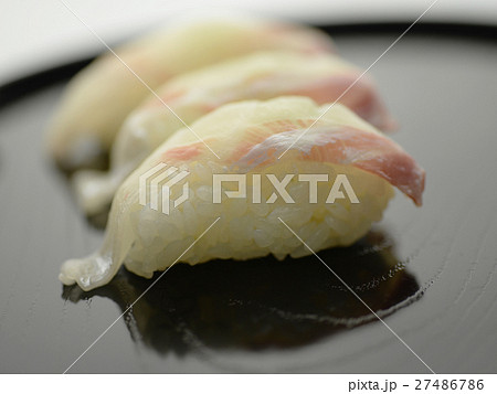 鯛のにぎりずし　握り　にぎり鮨　にぎり寿司　鮨　寿司　すし　sushi　和食　日本食　漆　漆器 27486786