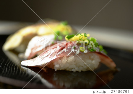 にぎりずし　握り　にぎり鮨　にぎり寿司　鮨　寿司　すし　sushi　和食　日本食　漆　漆器 27486792