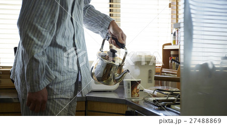 一人暮らしをする高齢者　食事 27488869