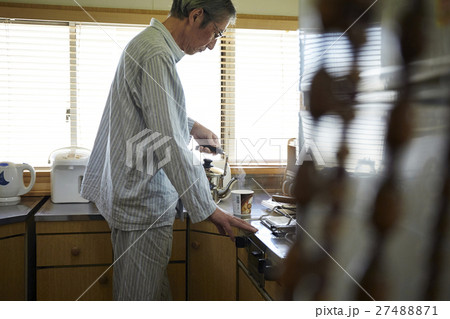 一人暮らしをする高齢者　食事 27488871
