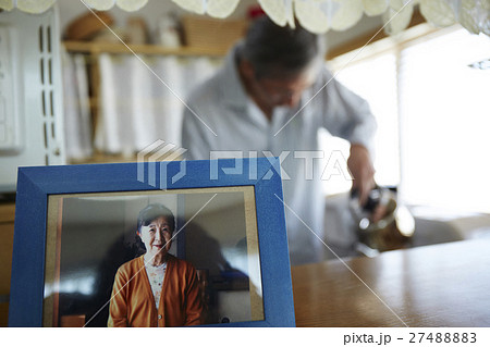 一人暮らしをする高齢者　遺影 27488883