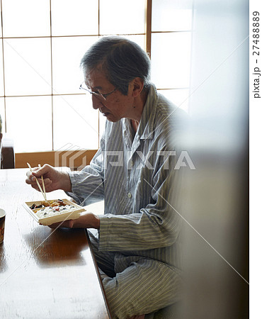 一人暮らしをする高齢者 お弁当の写真素材 2748