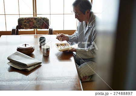 一人暮らしをする高齢者　お弁当 27488897