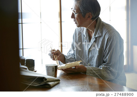 一人暮らしをする高齢者 お弁当 一人暮らしをする高齢者 お弁当 27488900