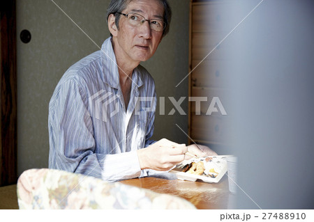 一人暮らしをする高齢者　お弁当 27488910