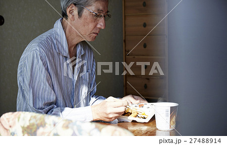 一人暮らしをする高齢者　お弁当 27488914