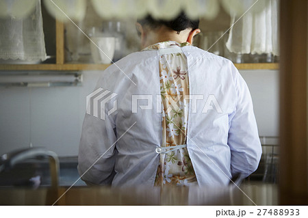 一人暮らし　高齢者　料理をする女性 27488933