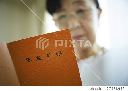 年金手帳 シニア 女性 年金手帳 シニア 女性 27488935