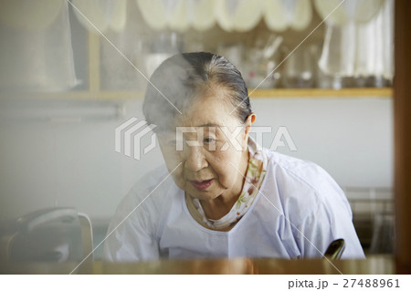 一人暮らし 高齢者 料理をする女性 一人暮らし 高齢者 料理をする女性 27488961