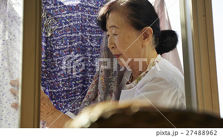 一人暮らし　高齢者　洗濯物を干す女性 27488962