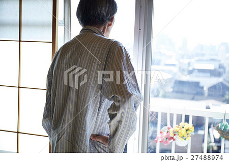 一人暮らしの高齢者　外を眺める男性 27488974