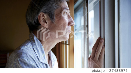 一人暮らしの高齢者　外を眺める男性 27488975