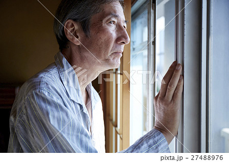 一人暮らしの高齢者　外を眺める男性 27488976