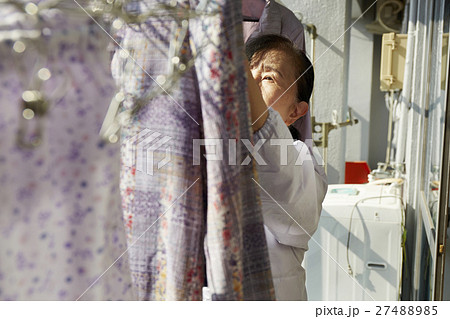 一人暮らし 高齢者 洗濯物を干す女性の写真素材 2745