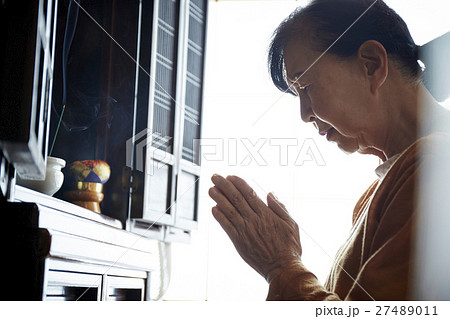 一人暮らしの高齢者　仏壇 27489011