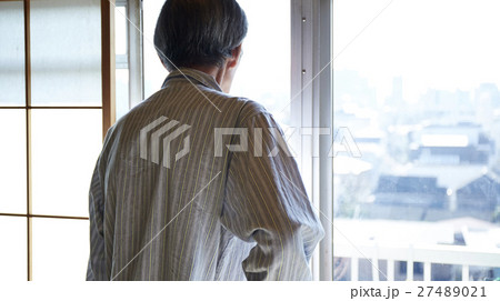 一人暮らしの高齢者　外を眺める男性 27489021