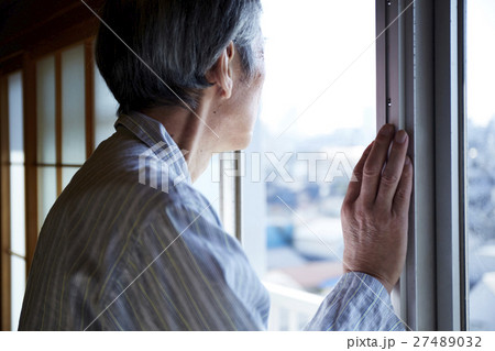 一人暮らしの高齢者　外を眺める男性 27489032