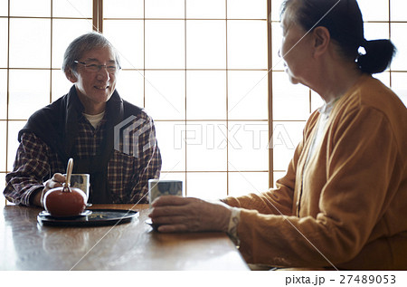 二人暮らし　茶の間　くつろぐ老夫婦 27489053