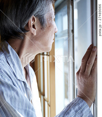 一人暮らしの高齢者　外を眺める男性 27489066
