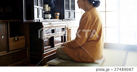 一人暮らしの高齢者　仏壇 27489087