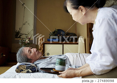 二人暮らし　老夫婦　介護 27489098