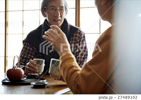 二人暮らし 茶の間 くつろぐ老夫婦 二人暮らし 茶の間 くつろぐ老夫婦 27489102