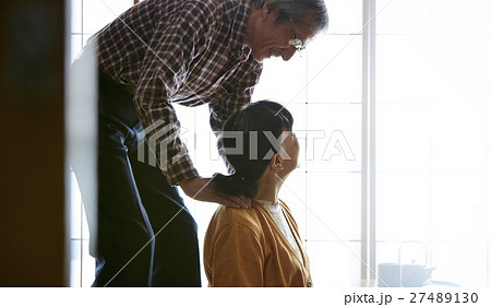 二人暮らし 仲の良い老夫婦 二人暮らし 仲の良い老夫婦 27489130