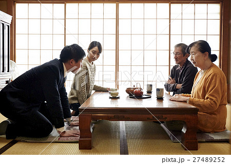 結婚の許しを請う男性 27489252