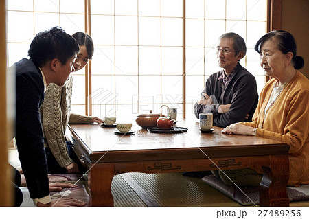 結婚の許しを請う男性 結婚の許しを請う男性 27489256