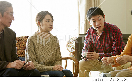家族　二世代　団欒 27489280
