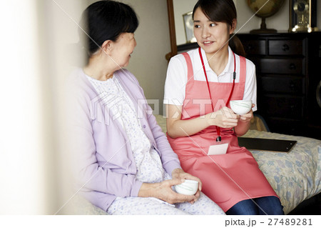 一人暮らしの高齢者　訪問介護 27489281