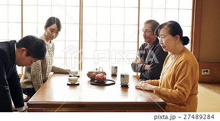 結婚の許しを請う男性 結婚の許しを請う男性 27489284